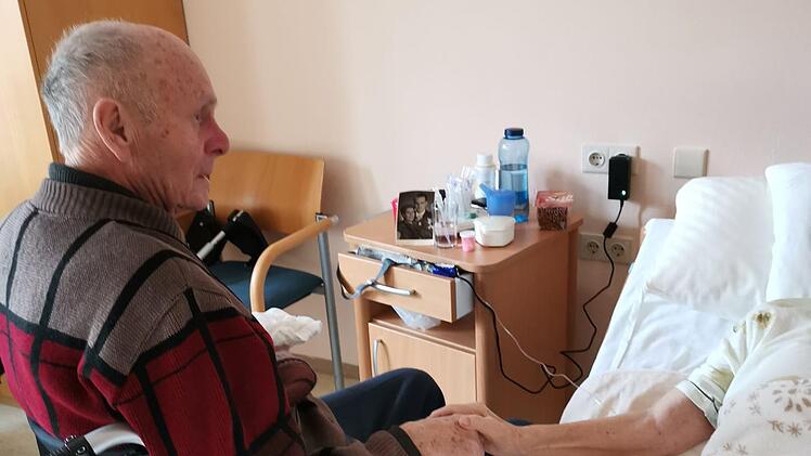 Ein dementer Mann kann sich von seiner sterbenden Frau verabschieden.  Foto: Lukas Hänsch