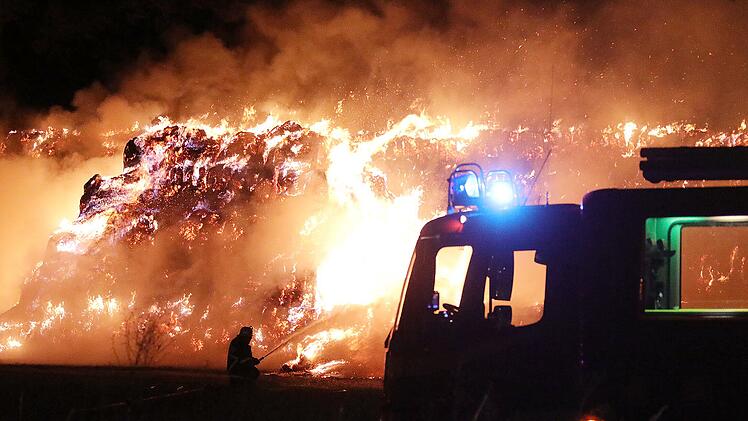 Rund 1000 Heuballen brennen - ein Verletzter