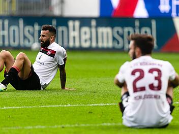 In Kiel hat der Club am 34. Spieltag den vorzeitigen Klassenerhalt verspielt: Nürnbergs Mikael Ishak (links) und  Fabian Schleusener sitzen nach dem 1:1 enttäuscht  auf dem Rasen.Frank Molter/dpa
