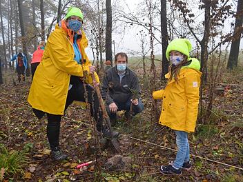 Mit von der Partie bei der großen Baumpflanzaktion des Thüringerwald-Vereins Coburg auf der Sennigshöhe waren auch Simone Ehrlicher mit Tochter Rosalie und Ralf Keller von der Waldbauernvereinigung. Fotos: Gabi Bertram
