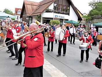 Ob die Vertreter der beiden Partnerkommunen im Jubiläumsjahr zum Straßenfest am Pfingstmontag wieder im Festzug gemeinsam marschieren können, steht mit Blick auf die Corona-Pandemie derzeit noch in den Sternen.