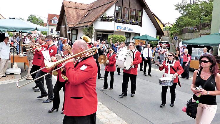 Ob die Vertreter der beiden Partnerkommunen im Jubiläumsjahr zum Straßenfest am Pfingstmontag wieder im Festzug gemeinsam marschieren können, steht mit Blick auf die Corona-Pandemie derzeit noch in den Sternen.
