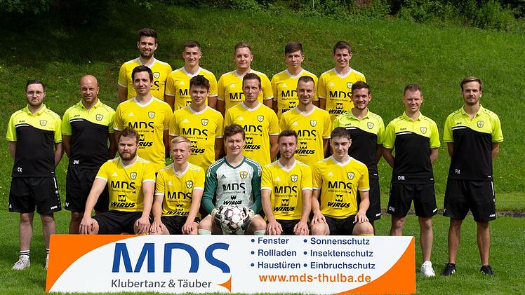 Unser Bild zeigt den Kader des FC Thulba mit (hinten, von links) Fabio Reuß, David Büchner, Maximilian Gah, Lukas Graser, Moritz Büchner; (mittlere Reihe,  von links) Christoph Adrio (Sportlicher Leiter), Daniel Neder (Torwarttrainer), Lorenz Heim, Luca Pfülb, Cedric Werner, Fabian Beck, Manuel Hänelt (Co Trainer), Oliver Mützel (Spielertrainer) und Florian Heim (spielender Co-Trainer) sowie (vorne, von links) Tobias Huppmann, David Betz, Andreas Kohlhepp, Fabian Diemer und Fabian Knüttel. Es...