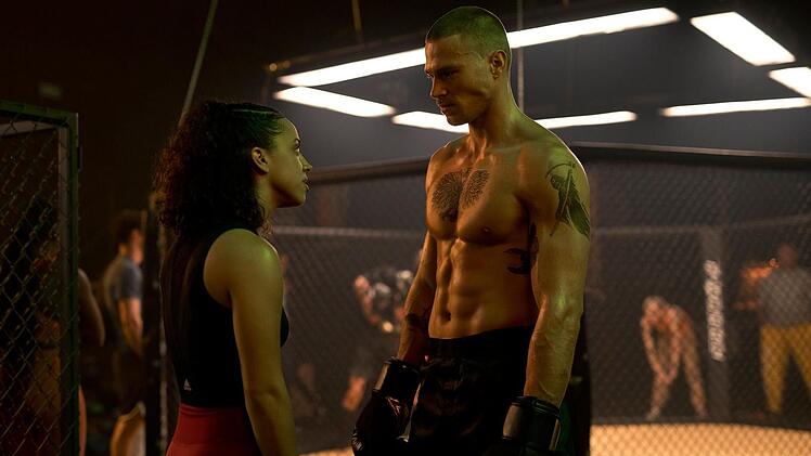 Eigentlich sind Sienna (Kiana Madeira) und Jax (Matthew Noszka) ein unschlagbares Team. Doch dann geht Jax ihr fremd. Ein Kampf im Oktagon soll alles klären...
