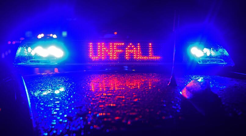 Betrunkener Fußgänger verursacht Unfall - er machte Hampelmänner auf der Fahrbahn