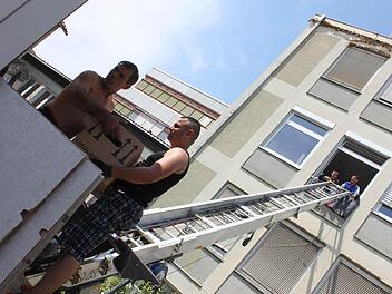 Der abrissbereite Teil des Höchstadter Gymnasiums wird von zwei Firmen ausgeräumt.  Fotos: Christian Bauriedel