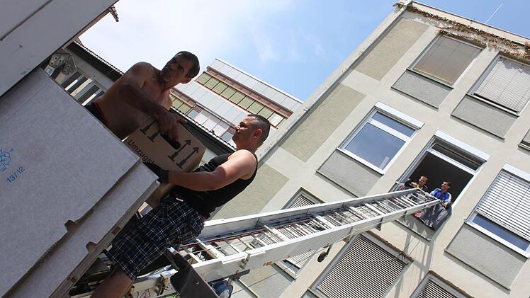 Der abrissbereite Teil des Höchstadter Gymnasiums wird von zwei Firmen ausgeräumt.  Fotos: Christian Bauriedel