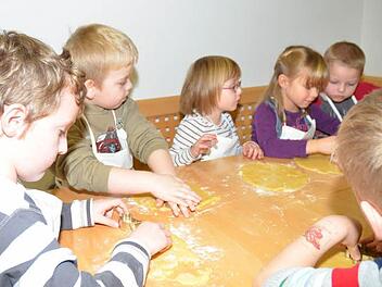 Sehr genau werden die Formen am Rande des Teigs angelegt und schöne Figuren ausgestochen. Fotos: K.-H. Hofmann