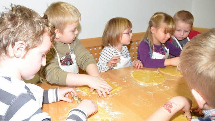Sehr genau werden die Formen am Rande des Teigs angelegt und schöne Figuren ausgestochen. Fotos: K.-H. Hofmann