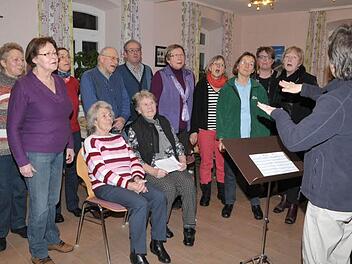 Beate Beck (r.) aus Münchaurach leitet aushilfsweise die Proben des Oberreichenbacher Kirchenchores. Foto: Roland Meister