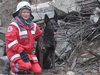Erleichterung zwischen Trümmern: Ute Dittmayer und Hündin Taima nach der bestandenen Prüfung.