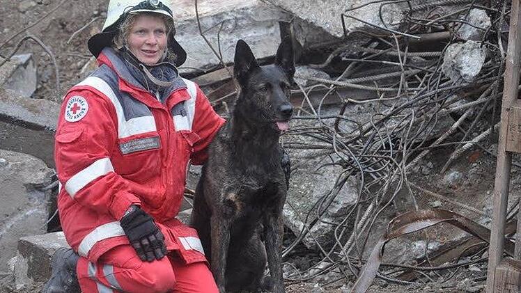 Erleichterung zwischen Trümmern: Ute Dittmayer und Hündin Taima nach der bestandenen Prüfung.