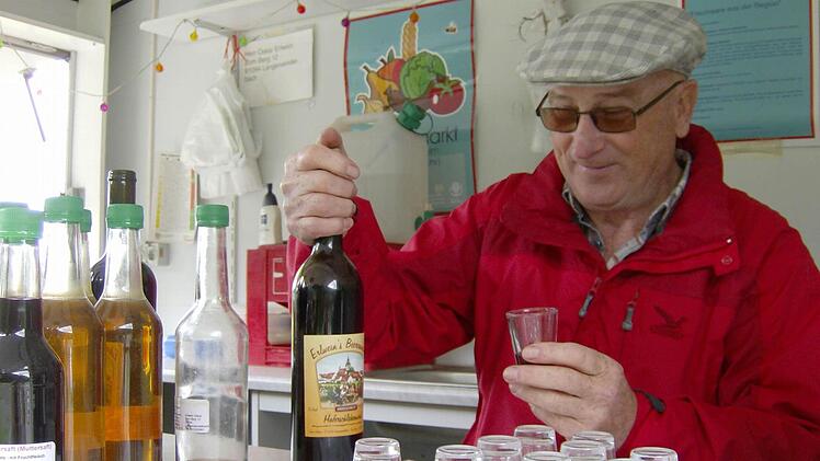 Oskar Erlwein verkauft in der Parkbucht Beerenwein. Fotos: Malbrich