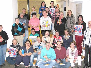 Farben und Pinsel sind bereit zum Einsatz. Die Vorfreude auf "Wir, bunt, gemeinsam" am Kirchweihsonntag, 20. Oktober, im Mehrgenerationenhaus Haßfurt, ist allen Beteiligten anzusehen. Es laden ein: Tina Scheller und Simone Geruschke (ganz hinten) sowie (stehend von rechts) Michael Herold, Bettina Surkamp, Hannelore Heider, Grudrun Greger sowie weitere Vertreter der einzelnen Kooperationspartner. Alle anderen jungen und jung gebliebenen Künstler fiebern dem Aktionstag natürlich auch entgegen. ...