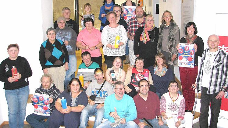 Farben und Pinsel sind bereit zum Einsatz. Die Vorfreude auf "Wir, bunt, gemeinsam" am Kirchweihsonntag, 20. Oktober, im Mehrgenerationenhaus Haßfurt, ist allen Beteiligten anzusehen. Es laden ein: Tina Scheller und Simone Geruschke (ganz hinten) sowie (stehend von rechts) Michael Herold, Bettina Surkamp, Hannelore Heider, Grudrun Greger sowie weitere Vertreter der einzelnen Kooperationspartner. Alle anderen jungen und jung gebliebenen Künstler fiebern dem Aktionstag natürlich auch entgegen. ...