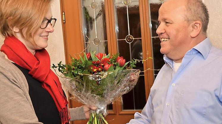 Anna Luckardt (links) beglückwünscht den neuen Bürgermeister Karl-Heinz Kandler. Foto: Johanna Krause