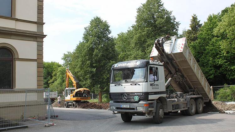 Material für den Unterbau der neuen Parkplätze wird abgekippt.