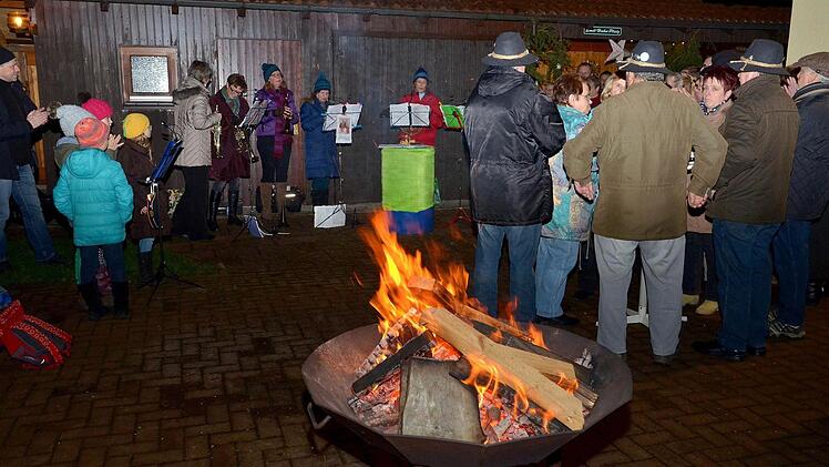 Das Feuer loderte bei der Wintersonnwendfeier der Trebgaster Siedlergemeinschaft. Fotos: Dieter Hübner