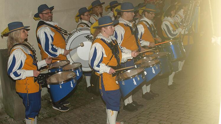 Zu den Klängen des Spielmannszugs erstürmten die Narren das Rathaus.  Foto: Stefan Geiger
