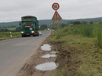 Die Kommunen sehen die Bahn als Verursacher der Schäden entlang der Verbindungsstraße zwischen Rattelsdorf und Zapfendorf an. Doch wird weiterhin über die Finanzierung einer Reparatur diskutiert.  Foto: Hans Kurz