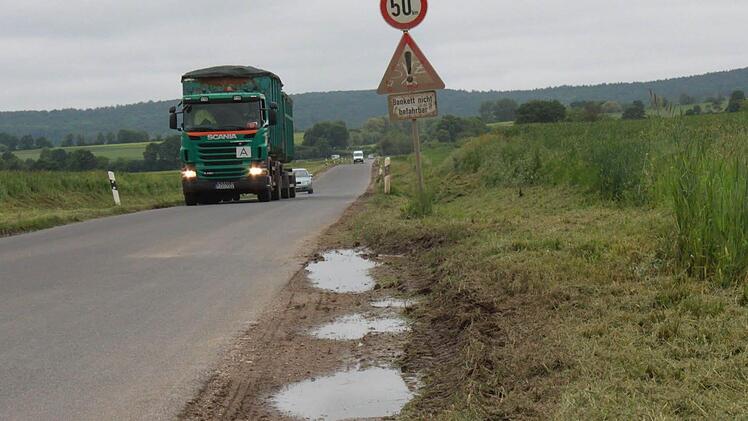 Die Kommunen sehen die Bahn als Verursacher der Schäden entlang der Verbindungsstraße zwischen Rattelsdorf und Zapfendorf an. Doch wird weiterhin über die Finanzierung einer Reparatur diskutiert.  Foto: Hans Kurz