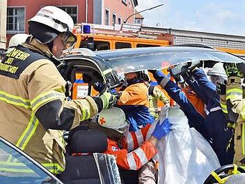 Nach dem Durchtrennen der Dachsäulen kann das komplette Dach abgehoben werden. Im Fahrzeuginnern wird die verunfallte Person mit einem Tuch vor Glas- und Metallsplittern geschützt. Foto: Ingrid Kohles