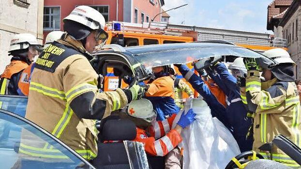 Nach dem Durchtrennen der Dachsäulen kann das komplette Dach abgehoben werden. Im Fahrzeuginnern wird die verunfallte Person mit einem Tuch vor Glas- und Metallsplittern geschützt. Foto: Ingrid Kohles