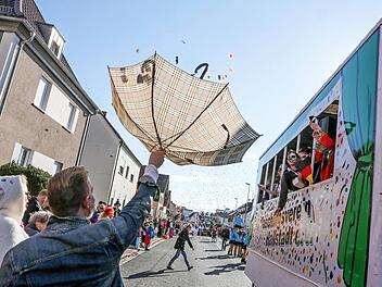 Erstmals rollte der 1. Faschingsverein Hallstadt mit seinem eigenen, neuen Festwagen mit. Fotos: Barbara Herbst