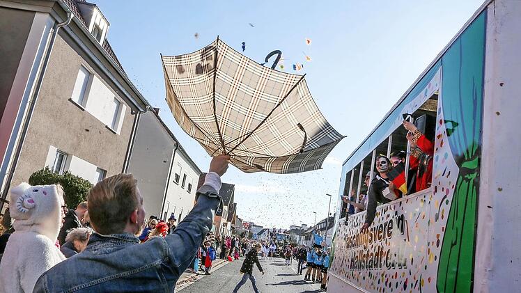 Erstmals rollte der 1. Faschingsverein Hallstadt mit seinem eigenen, neuen Festwagen mit. Fotos: Barbara Herbst