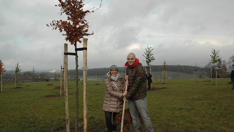 Melina und Danien Sietmann hatten sich für eine Rotbuche entschieden - der Farbe der Liebe wegen. Der Baum fand auch das Wohlwollen von Hund Kenji. Foto: Edwin Meißinger