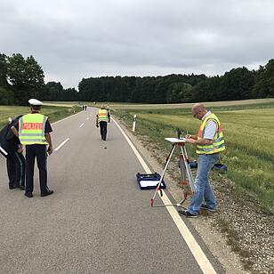 Auto prallt im Landkreis Forchheim mit zwei Radfahrern zusammen