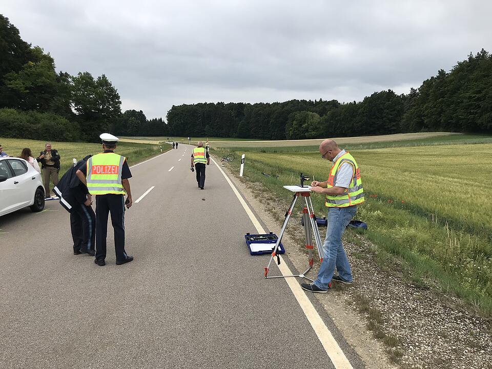 Auto prallt im Landkreis Forchheim mit zwei Radfahrern zusammen
