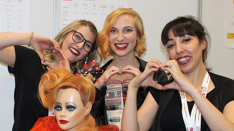 Lisa M&ouml;hres, Lisas Modell Selina, Laila Hallab, vorne: Laila's Frisur (am Medium).  Hans-Knut Thoma