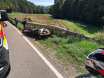 Schwerer Unfall zwischen PKW und Motorrad - Rettungshubschrauber im Einsatz 