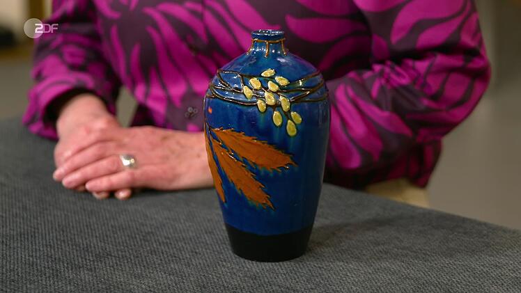 Als weiteres Objekt der Sendung datierte Friederike Werner eine Vase aus Steinzeug um 1910. Gewünscht wurden 200 Euro und von Daniel Meyer 310 Euro gezahlt.