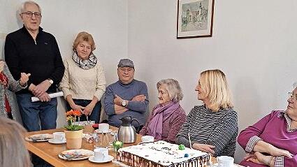 Lob gab es von B&uuml;rgermeisterin Judith Dekant (hinten links) und Sigrid Hotaling (rechts). Organisator Anton Bauernschubert (Mitte) freut sich &uuml;ber die gute Resonanz beim Strickcafe.