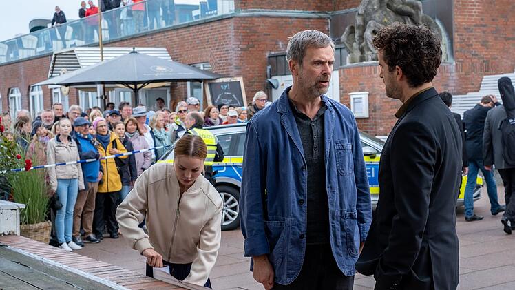 Ferdinand Waller (Matthias Matschke, Mitte) beschwert sich bei Hinnerk Feldmann (Oliver Wnuk), dass seine Tangoveranstaltung abgesagt werden musste.