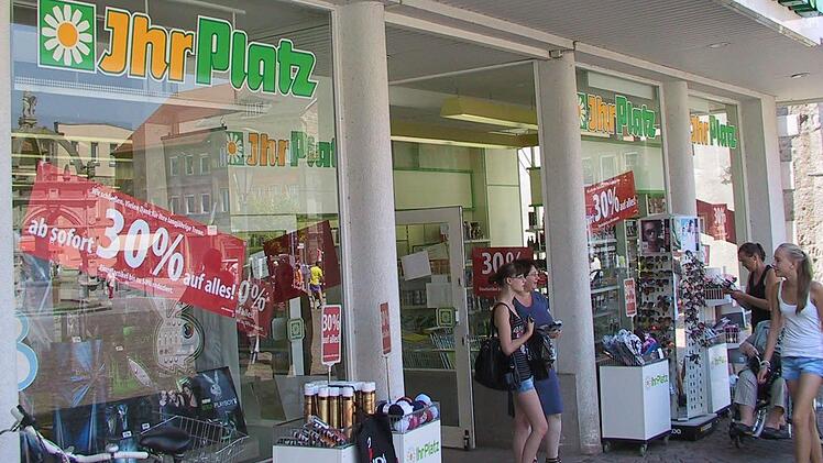 Der Ausverkauf bei IhrPlatz in Hammelburg hat begonnen. Vermutlich Ende August schlie&szlig;t er am Marktplatz seine Pforten. Ob und wenn ja welcher Interessent in das imposante Geb&auml;ude in der guten Stube der Saalestadt einzieht, ist noch unklar. Foto: Fabian Sch&auml;fer