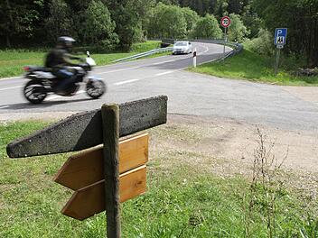 Wer vom Wanderparkplatz oder von Treunitz aus ins Paradiestal will, muss die unübersichtliche Bundesstraße benutzen. Immerhin wurde jetzt auf der Straße Tempo 70 eingeführt. Doch eine Lösung sehen Kommunalpolitiker darin nicht - sie wollen einen Geh- und Radweg. Foto: Michael Gründel