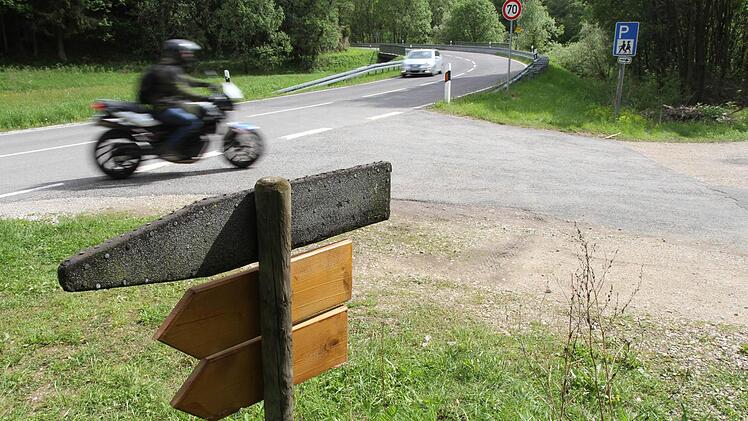 Wer vom Wanderparkplatz oder von Treunitz aus ins Paradiestal will, muss die unübersichtliche Bundesstraße benutzen. Immerhin wurde jetzt auf der Straße Tempo 70 eingeführt. Doch eine Lösung sehen Kommunalpolitiker darin nicht - sie wollen einen Geh- und Radweg. Foto: Michael Gründel