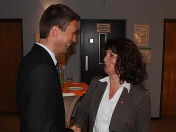 Martina Stamm-Fibich gratulierte Stefan Müller zum Wahlerfolg. Vielleicht werden sich beide schon bald wieder in Berlin treffen.  Fotos: Andreas Dorsch