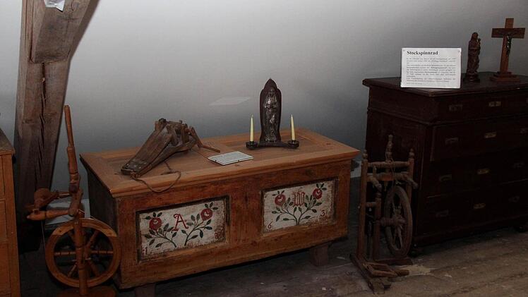 Spinnräder und eine Truhe