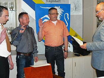 Bürgermeister Ralf Holzmann (rechts) vereidigte die drei neuen Gemeinderatsmitglieder (weiter nach links) Günther Krombholz, Friedrich Oertel und Franz Schnaubelt. Foto: Klaus-Peter Wulf
