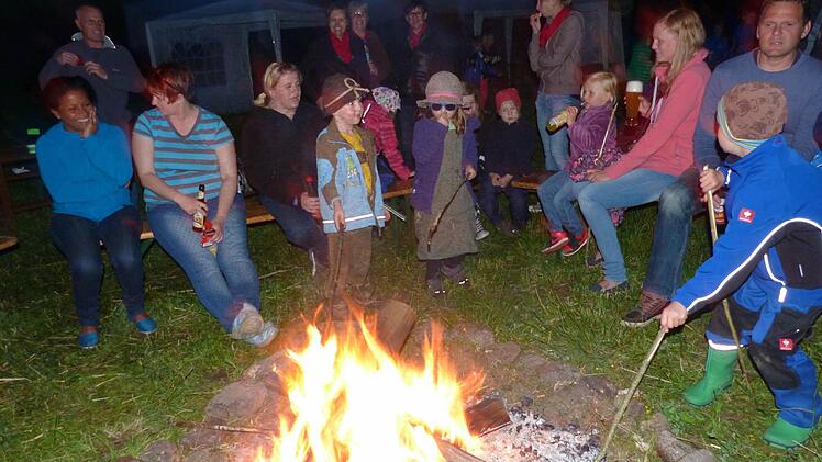 Bei einer abendlichen Runde am Lagerfeuer klang der Tag des Kindergartens rund um das Thema Umwelt aus. Foto: Kindergarten
