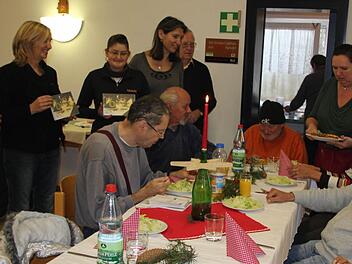 Lendchen in Champignon-Rahmsoße servierte Gaby Pfeufer (Zweite von rechts) ihrer Kundschaft unterstützt von Pfarrer Bernd Grosser, Reverend Alan Stockbridge, Katrin Ruppert, Daniela Kerling, Helmtrud Hartmann und Laura Plagenetz (im Bild von rechts) aus dem Helferkreis.  Foto: Ralf Kestel