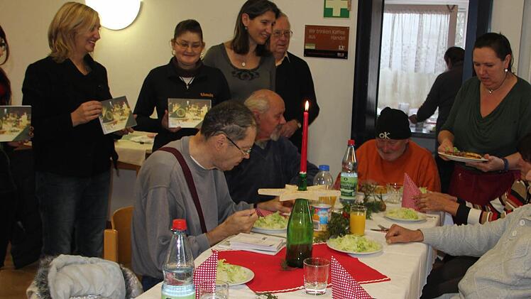 Lendchen in Champignon-Rahmsoße servierte Gaby Pfeufer (Zweite von rechts) ihrer Kundschaft unterstützt von Pfarrer Bernd Grosser, Reverend Alan Stockbridge, Katrin Ruppert, Daniela Kerling, Helmtrud Hartmann und Laura Plagenetz (im Bild von rechts) aus dem Helferkreis.  Foto: Ralf Kestel