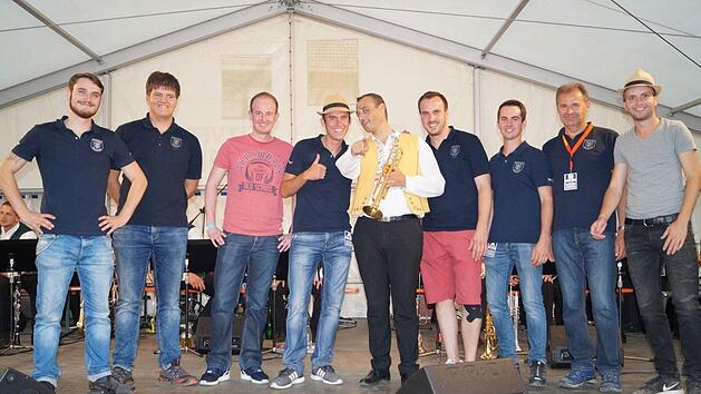 n Vorbereitung auf die traditionelle böhmische Blasmusik: Das Trompeten-Register (von links): Maximilian Haut, Leon Federlein, Stefan Seufert, Matthias Dees, Vlado Kumpan (Europameister der Blasmusik), Julian Wahler, Tobias Keßler, Andreas Schenk und Sebastian Dees beim Schlossfest in Ebenhausen. Christina Dees