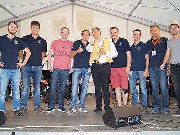 n Vorbereitung auf die traditionelle böhmische Blasmusik: Das Trompeten-Register (von links): Maximilian Haut, Leon Federlein, Stefan Seufert, Matthias Dees, Vlado Kumpan (Europameister der Blasmusik), Julian Wahler, Tobias Keßler, Andreas Schenk und Sebastian Dees beim Schlossfest in Ebenhausen. Christina Dees