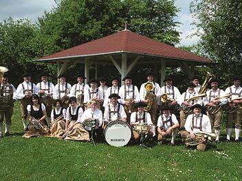 Die die Schorkendorfer Musikanten sorgen mit traditionellen Märschen und Blasmusik für Stimmung und gute Laune. Foto: PR