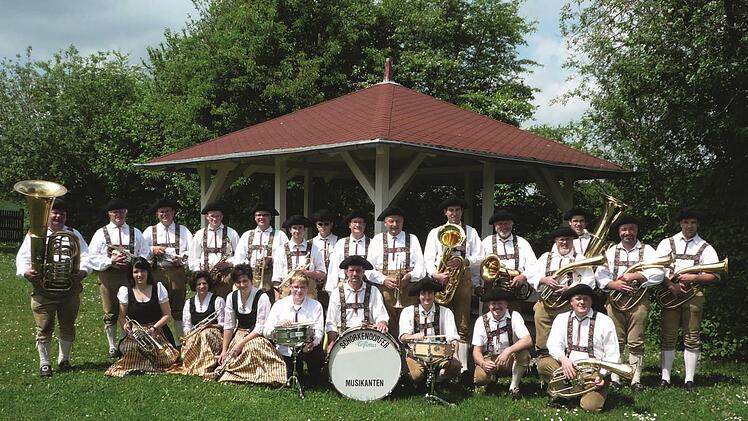 Die die Schorkendorfer Musikanten sorgen mit traditionellen Märschen und Blasmusik für Stimmung und gute Laune. Foto: PR